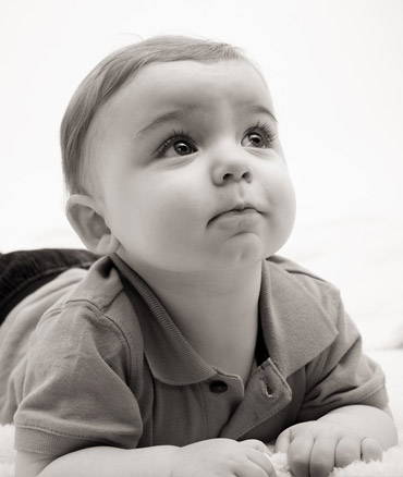 Fekvő 8 hónapos csecsemő.