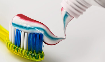 Fogkefe és fogkrém.