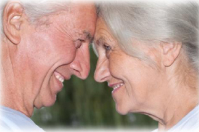 Idős, mosolygós pár