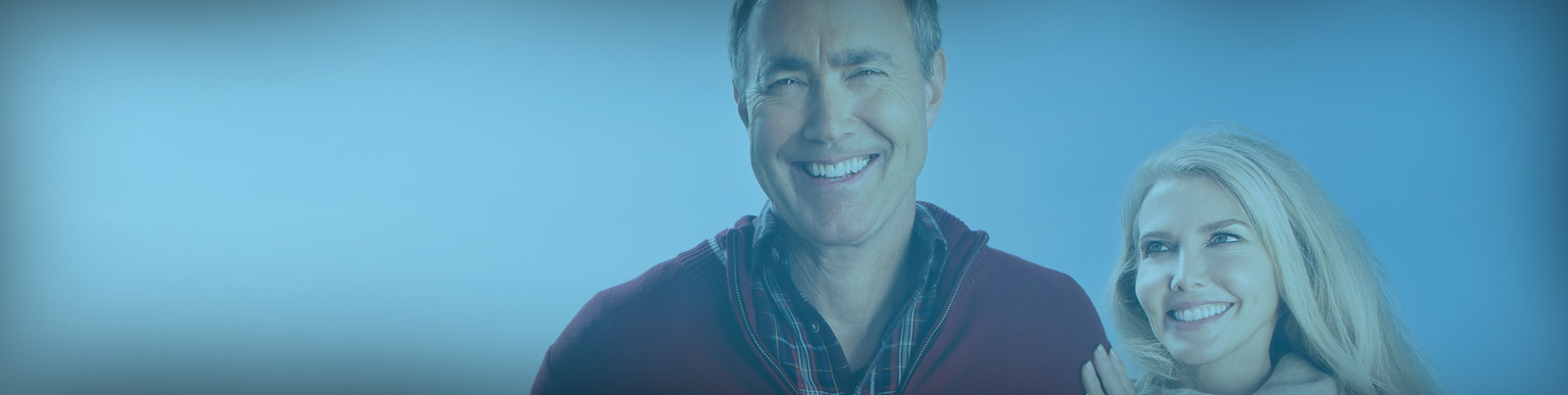 Mosolygó középkorú pár a strandon