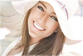 Mosolygó fiatal hölgy kalapban