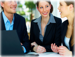 Üzleti megbeszélés, mosolyogva.